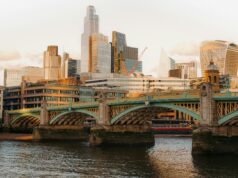 Royaume-Uni et Londres : un marché immobilier mondial sans visa investisseur La City de Londres et la Tamise depuis Southwark Bridge au coucher du soleil — Royaume-Uni et Londres : un marché immobilier mondial sans visa investisseur