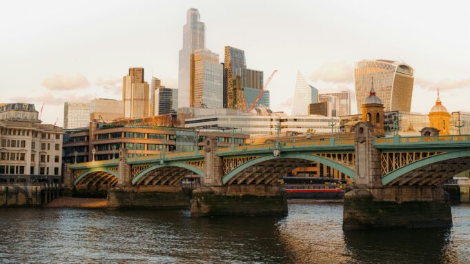 Royaume-Uni et Londres : un marché immobilier mondial sans visa investisseur — magazine photography La City de Londres et la Tamise depuis Southwark Bridge au coucher du soleil — Royaume-Uni et Londres : un marché immobilier mondial sans visa investisseur