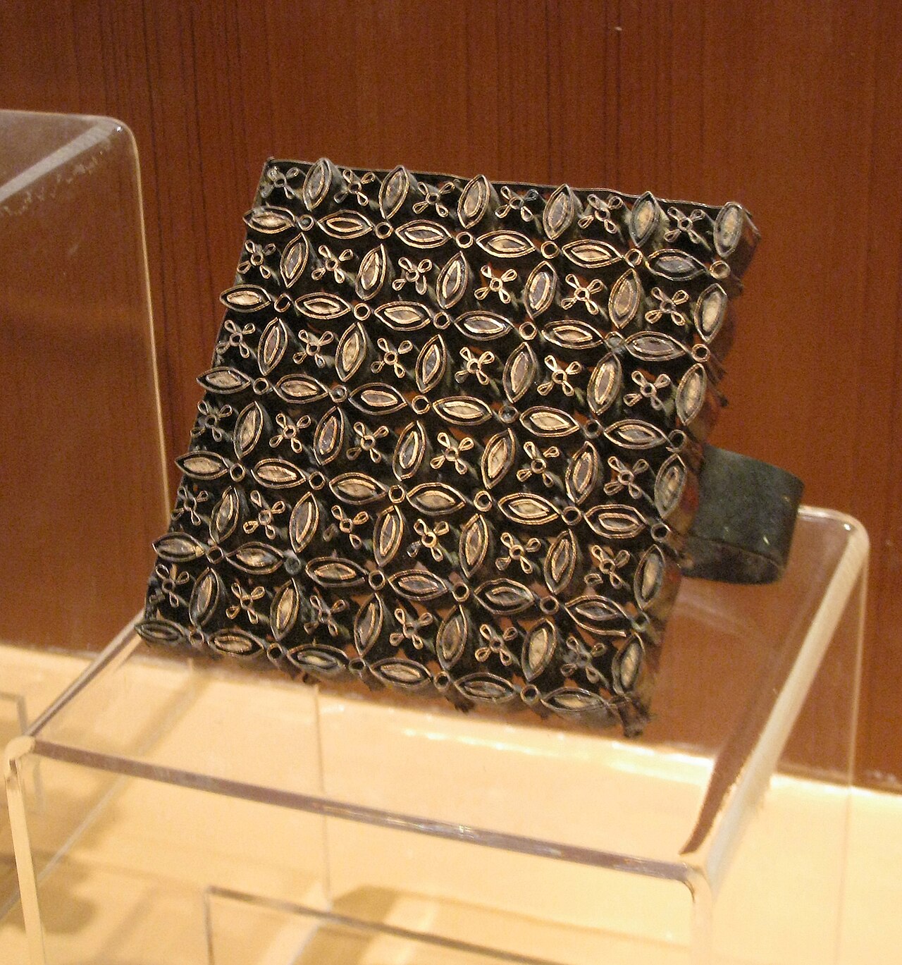 Un tampon de cuivre pour batik cap au Musée national d’Indonésie : il accélère la réserve à la cire sans la réduire à une impression de surface.