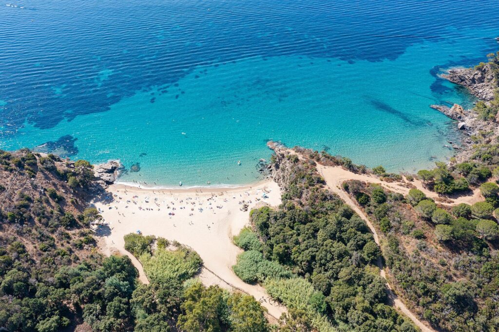 Vue aérienne de la plage de Bonporteau et de sa baie à Cavalaire-sur-Mer