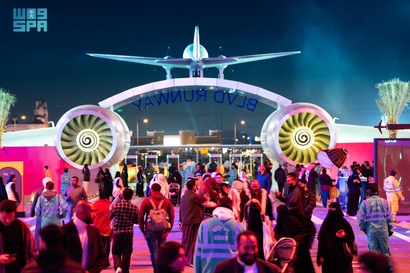 Visiteurs devant l'entrée de Boulevard Runway à Riyad