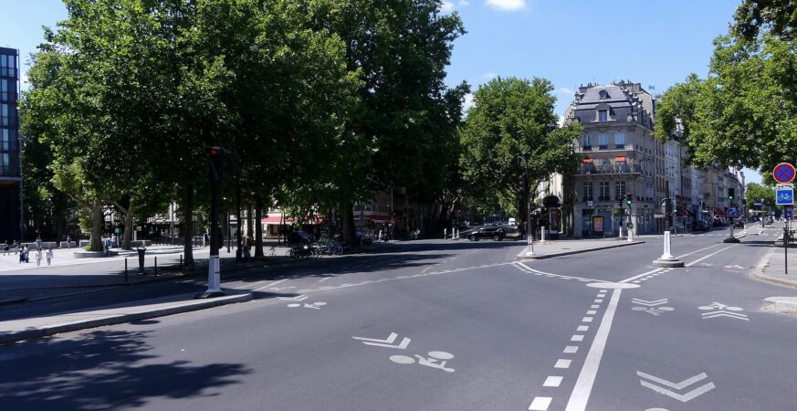 Départ oriental du boulevard Saint-Germain près du quai de la Tournelle à Paris