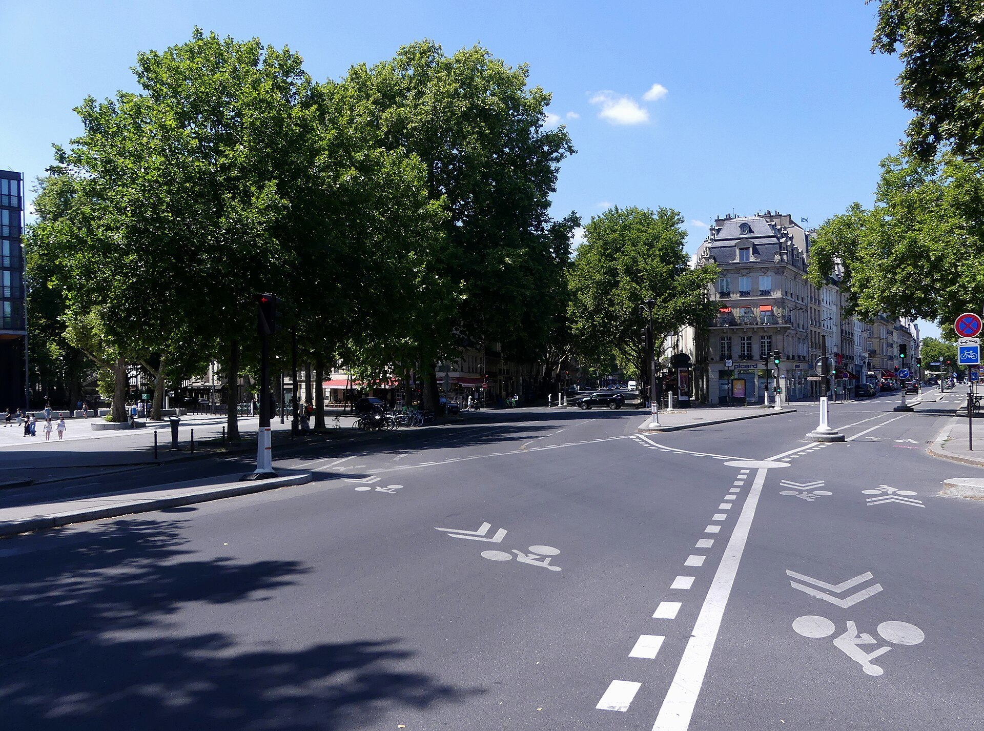 Départ oriental du boulevard Saint-Germain près du quai de la Tournelle à Paris