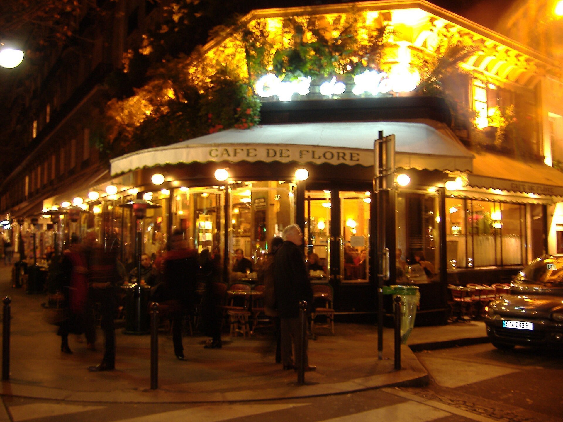 Le Café de Flore illuminé la nuit sur le boulevard Saint-Germain