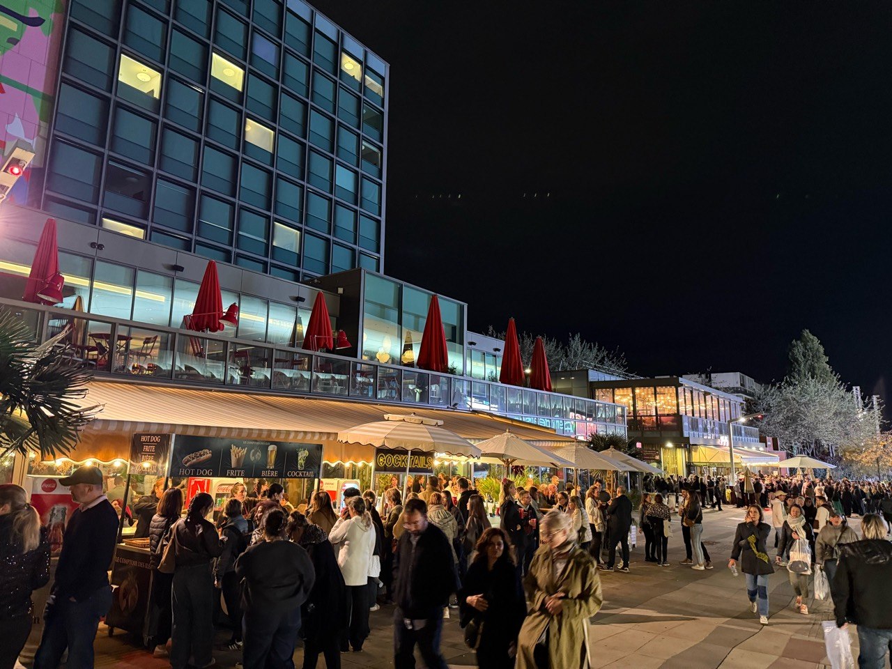 Food and cocktail terraces crowded after the Céline Dion concert in La Défense