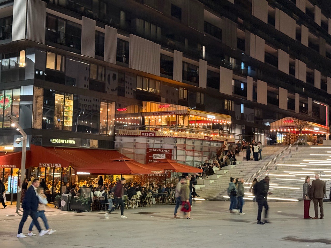 Late-night restaurants and steps still busy in La Défense after the concert