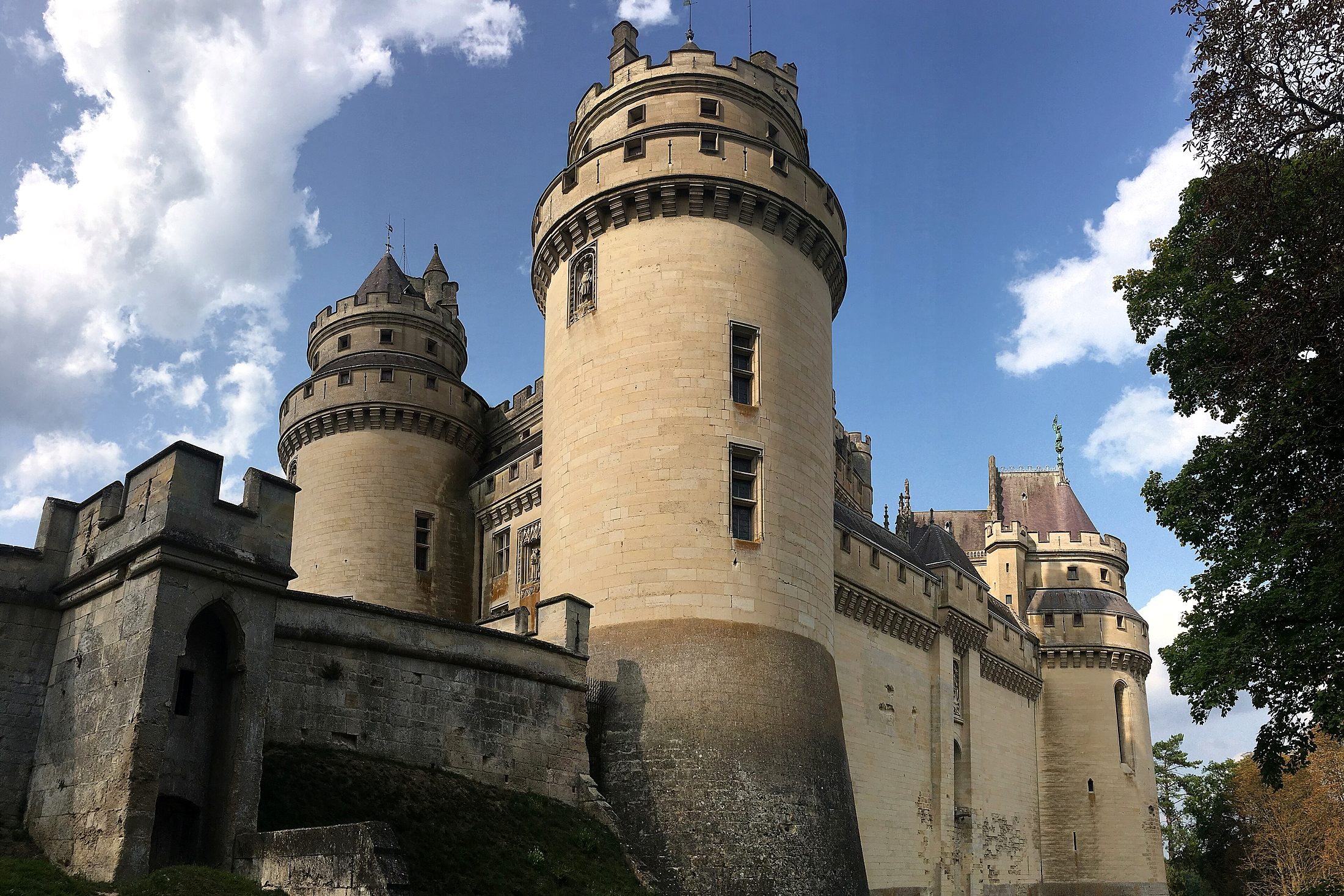 Tours de pierre et enceinte fortifiée du château de Pierrefonds reconstruit par Viollet-le-Duc