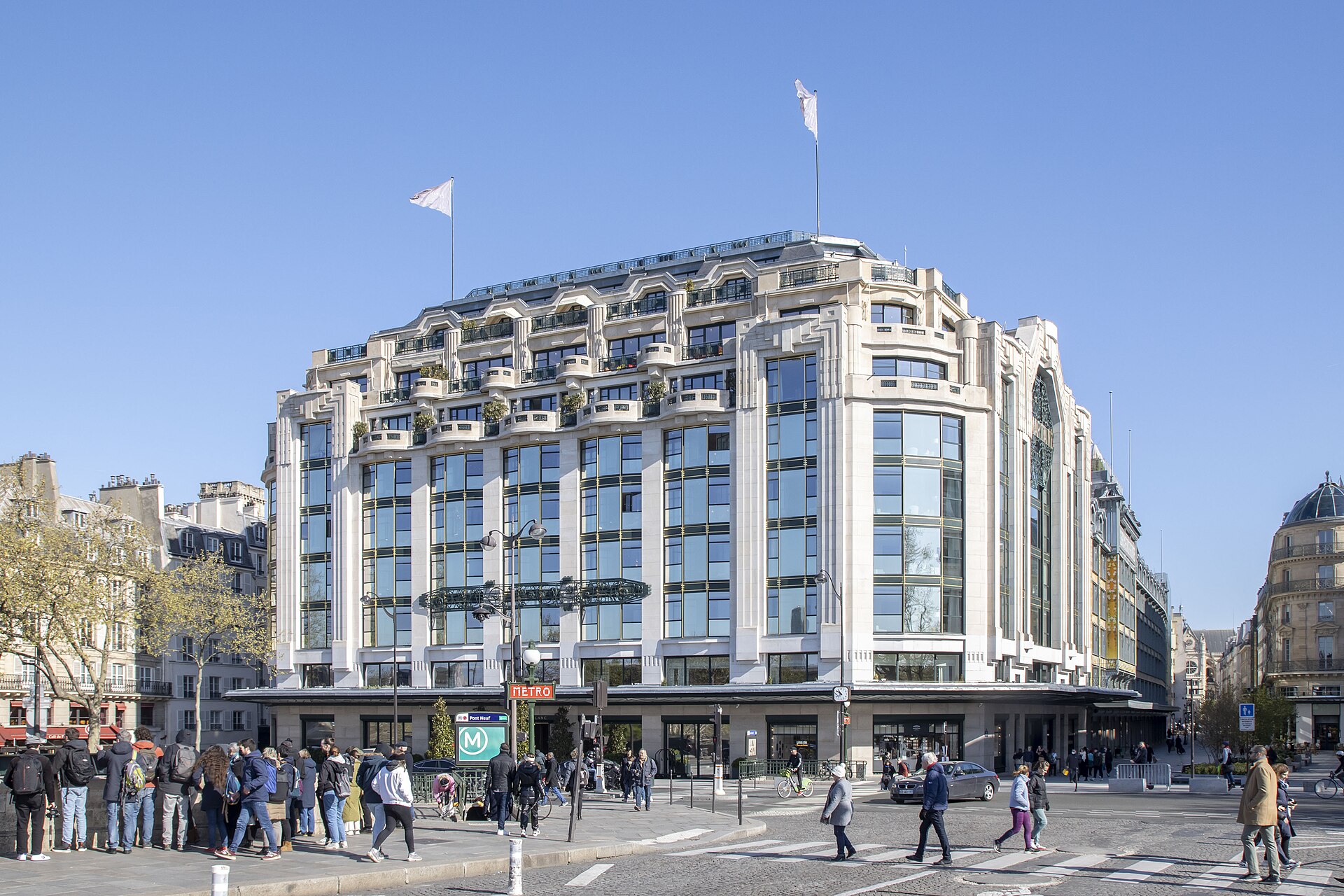 Samaritaine riverfront building housing Cheval Blanc Paris — beside Pont Neuf on quai du Louvre