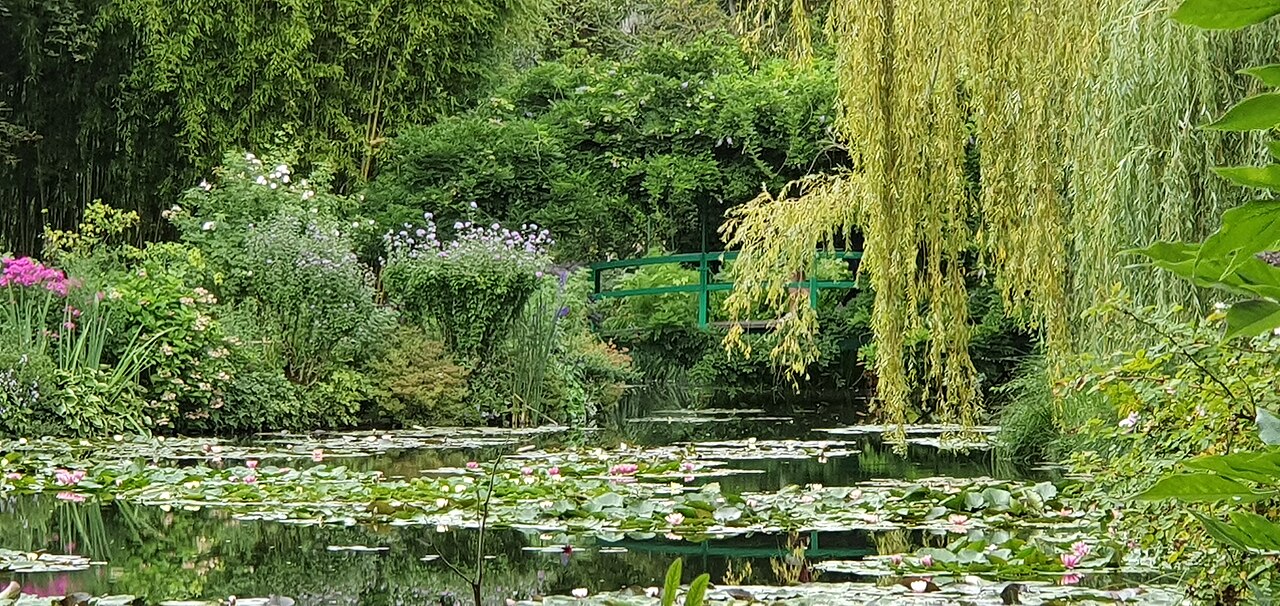 Le pont japonais vert et le bassin aux nymphéas du jardin de Monet à Giverny