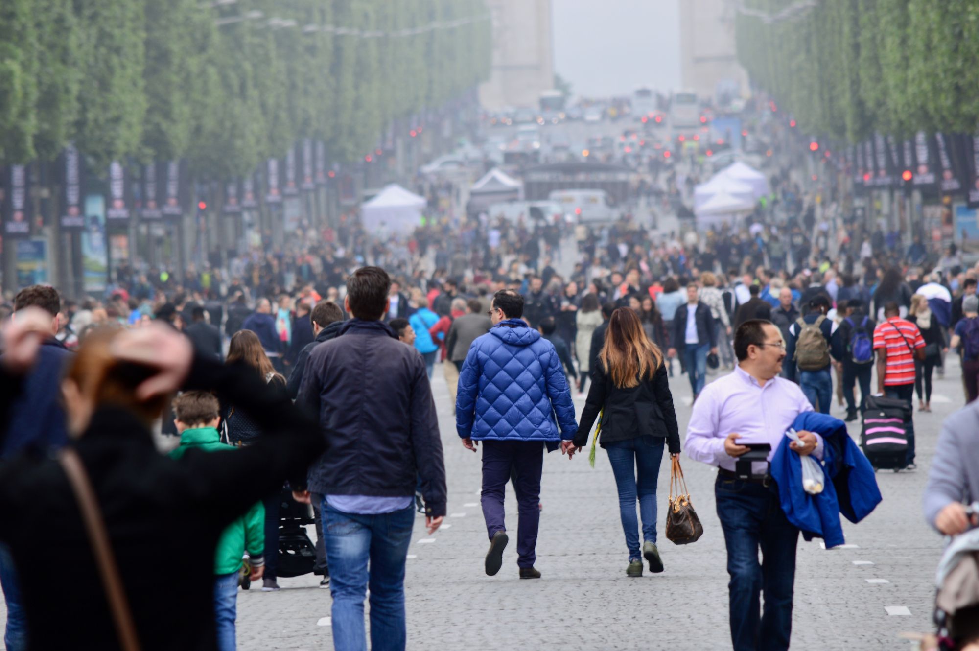 Foule sur les Champs-Élysées alors que la demande hôtelière progresse à Paris en octobre 2026