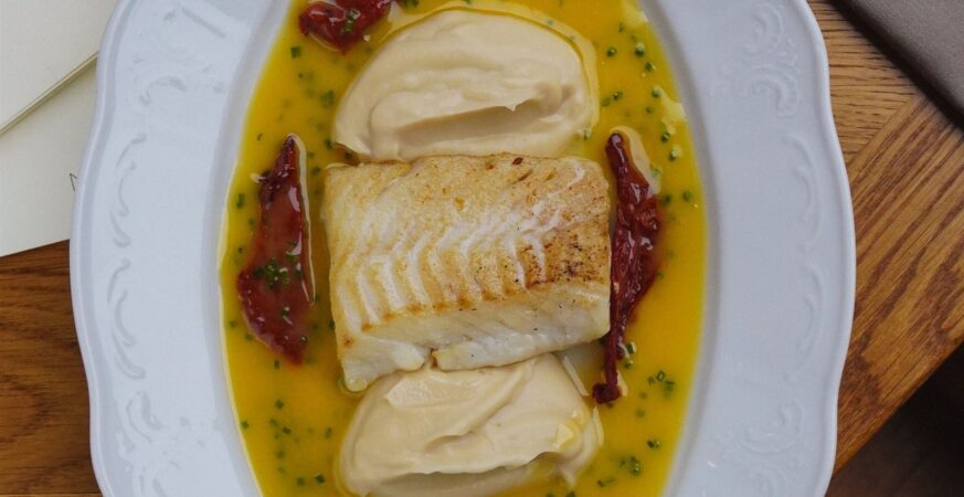 Un plat de poisson — photographie d’illustration.