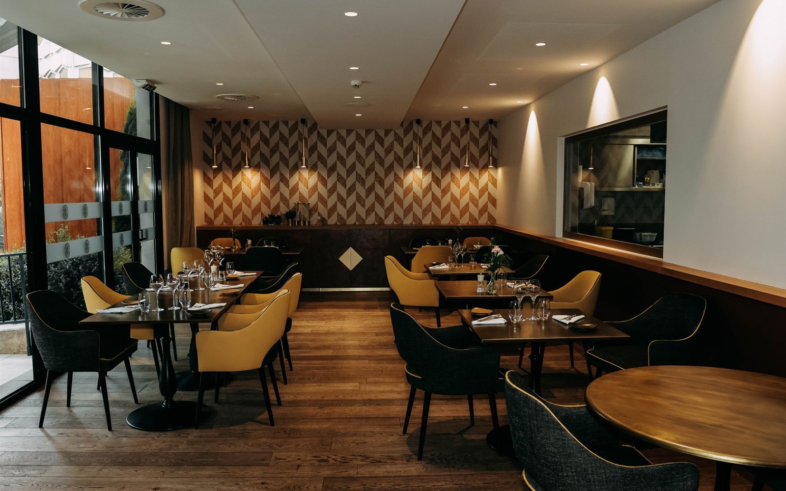 Restaurant atmosphere — illustrative photograph.