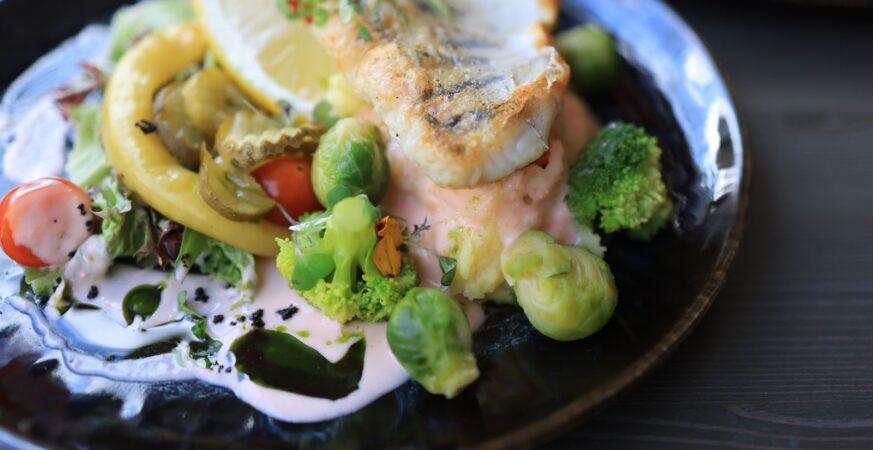 Un plat de poisson — photographie d’illustration.