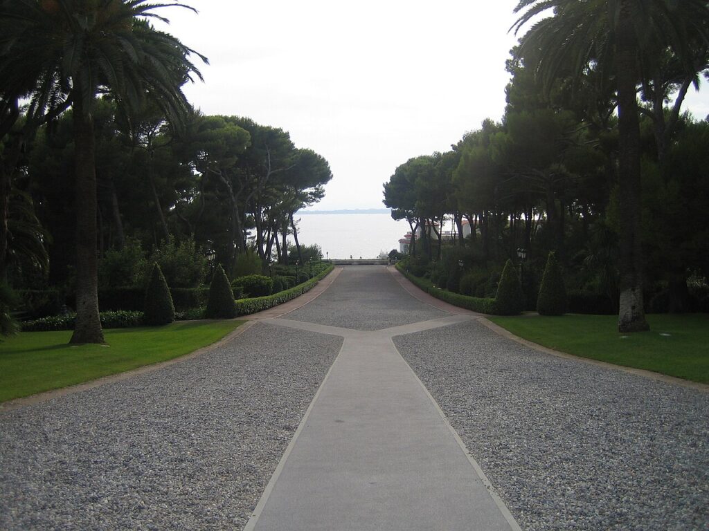 The garden axis leading from the hotel towards the Eden-Roc Pavilion and sea.