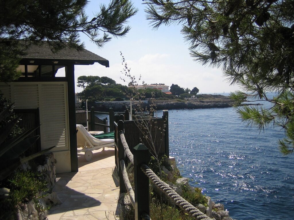 A cabana overlooking the Cap d’Antibes shoreline.