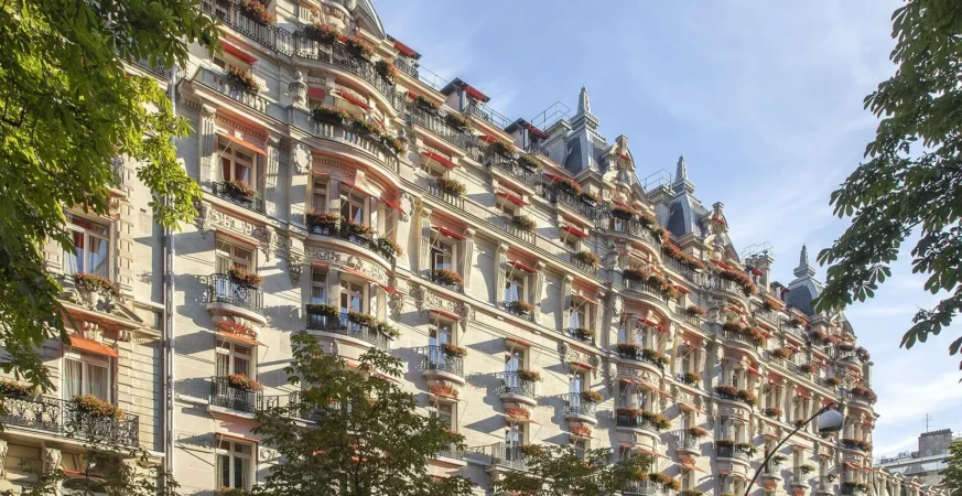 La façade du Plaza Athénée, avenue Montaigne à Paris