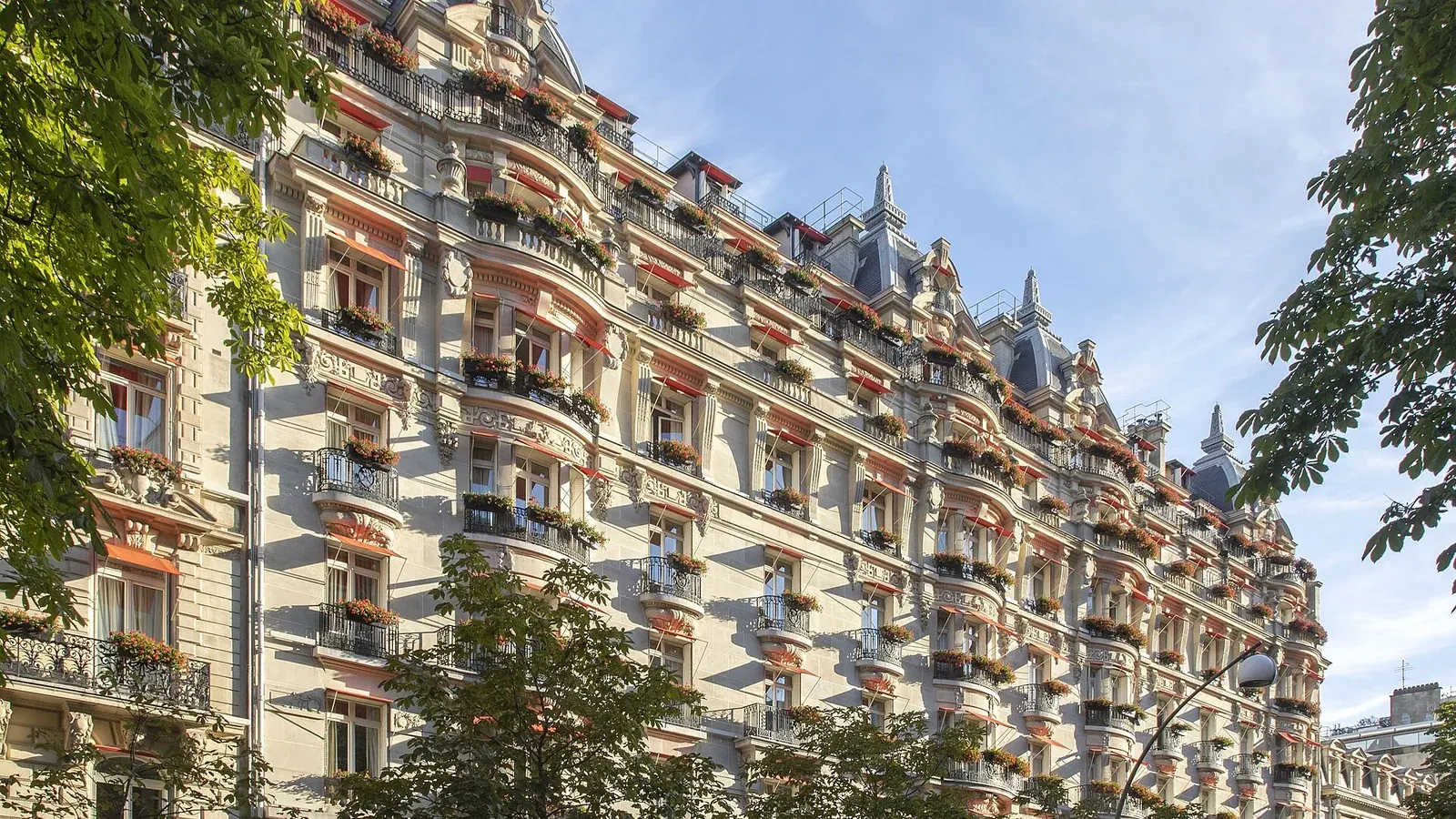 La façade du Plaza Athénée, avenue Montaigne à Paris