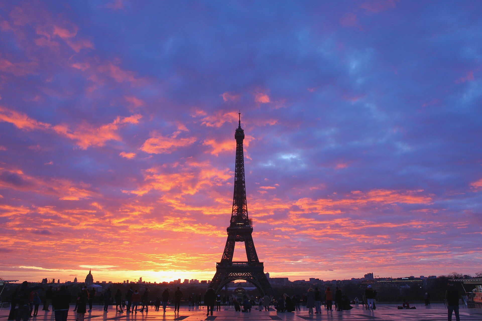 Eiffel Tower at a vivid sunrise for a Paris wedding photography guide