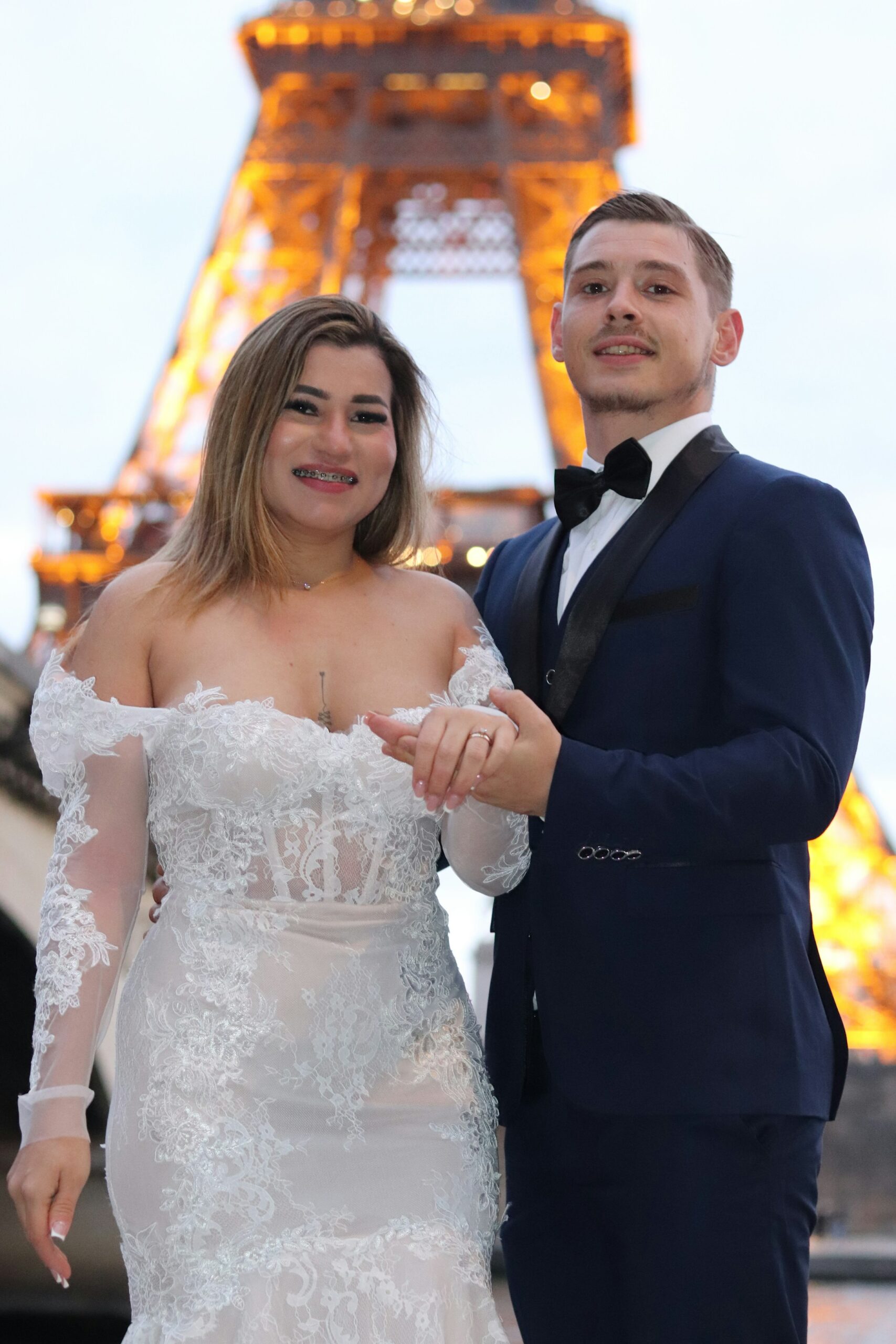 Wedding couple in front of the Eiffel Tower