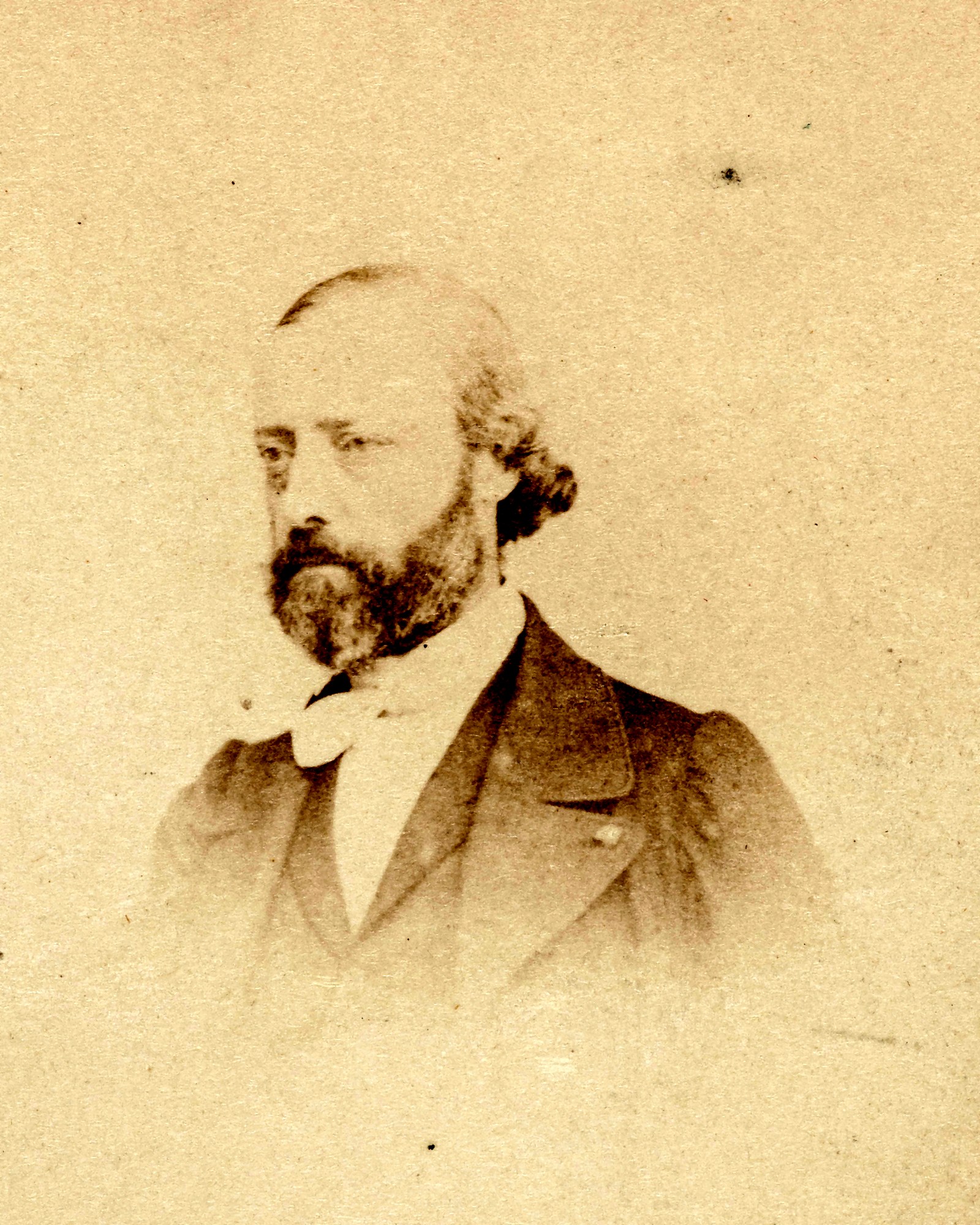 Portrait d’archive de l’architecte français Eugène Viollet-le-Duc, barbu et vêtu d’un habit du XIXe siècle
