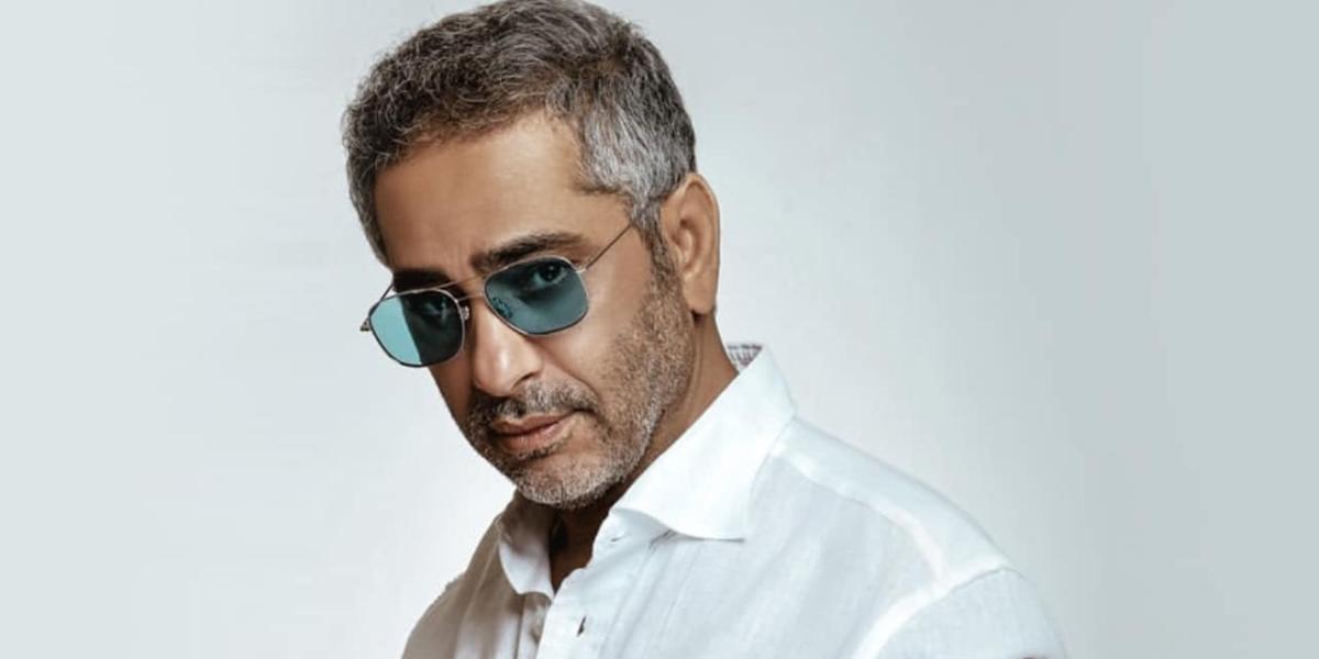 فضل شاكر بقميص أبيض ونظارة شمسية في صورة حديثة
