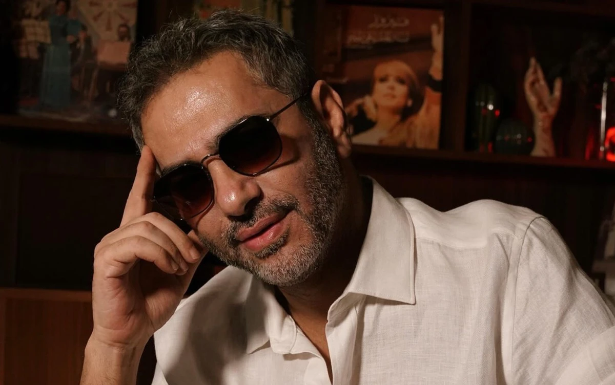 Fadel Shaker assis en chemise blanche avant son retour sur scène à Riyad