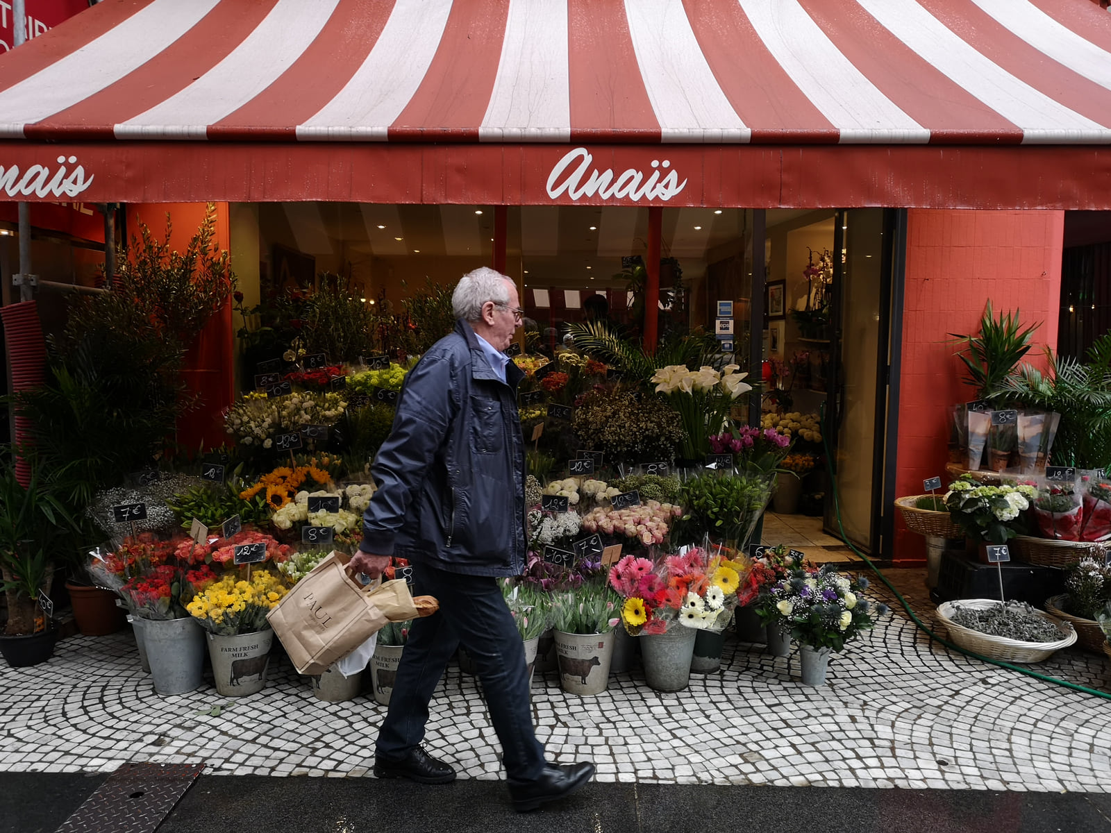 Étal coloré d’un fleuriste débordant sur la rue Montorgueil à Paris.