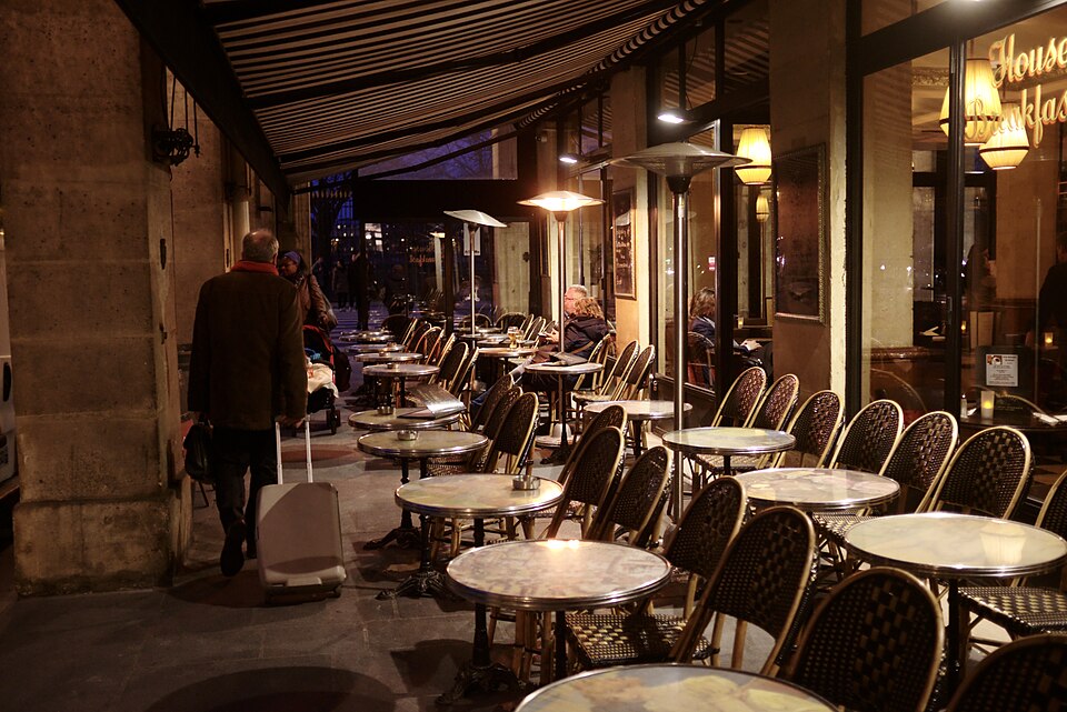 Café parisien animé la nuit