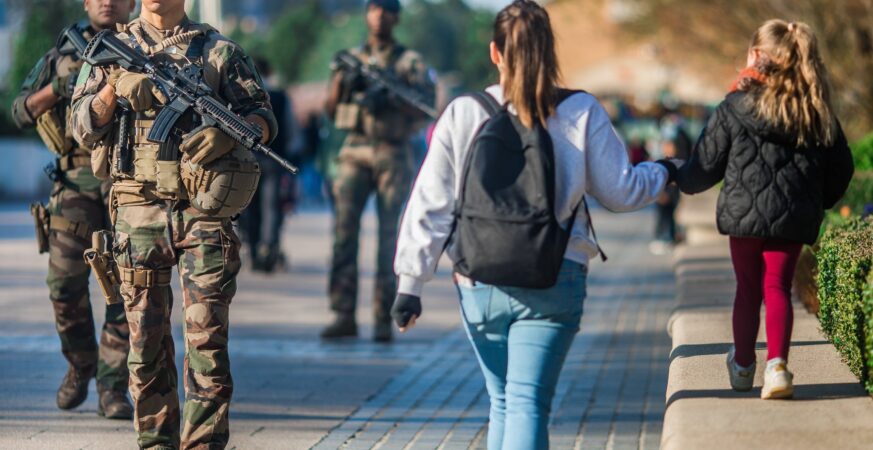 Militaires français en patrouille Sentinelle auprès de passantes, photographie d’archives du 23 avril 2022