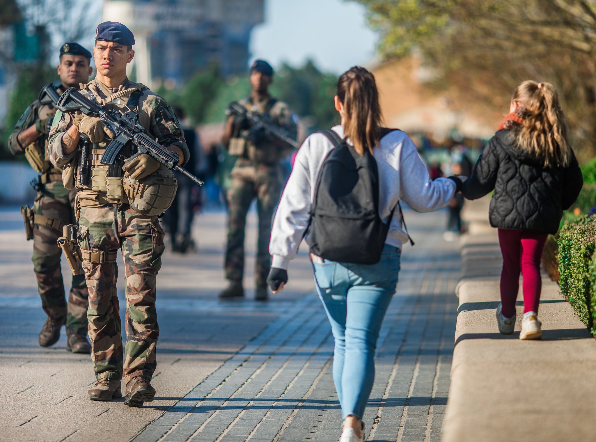 Militaires français en patrouille Sentinelle auprès de passantes, photographie d’archives du 23 avril 2022