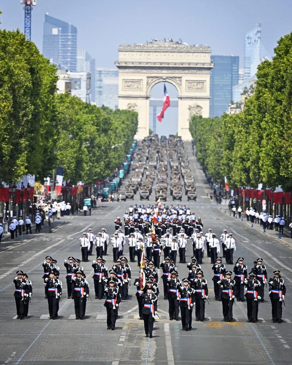 La police française sur les Champs-Élysées avec l’Arc de Triomphe en arrière-plan