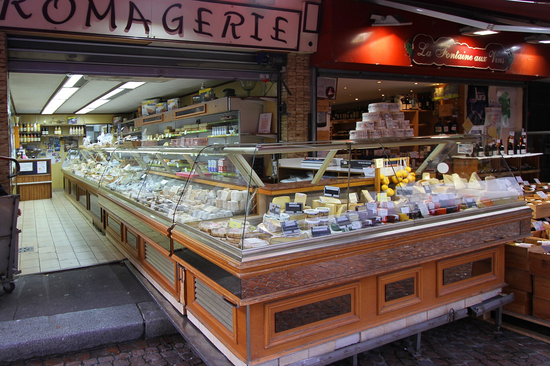 Intérieur d’une fromagerie de la rue Mouffetard à Paris