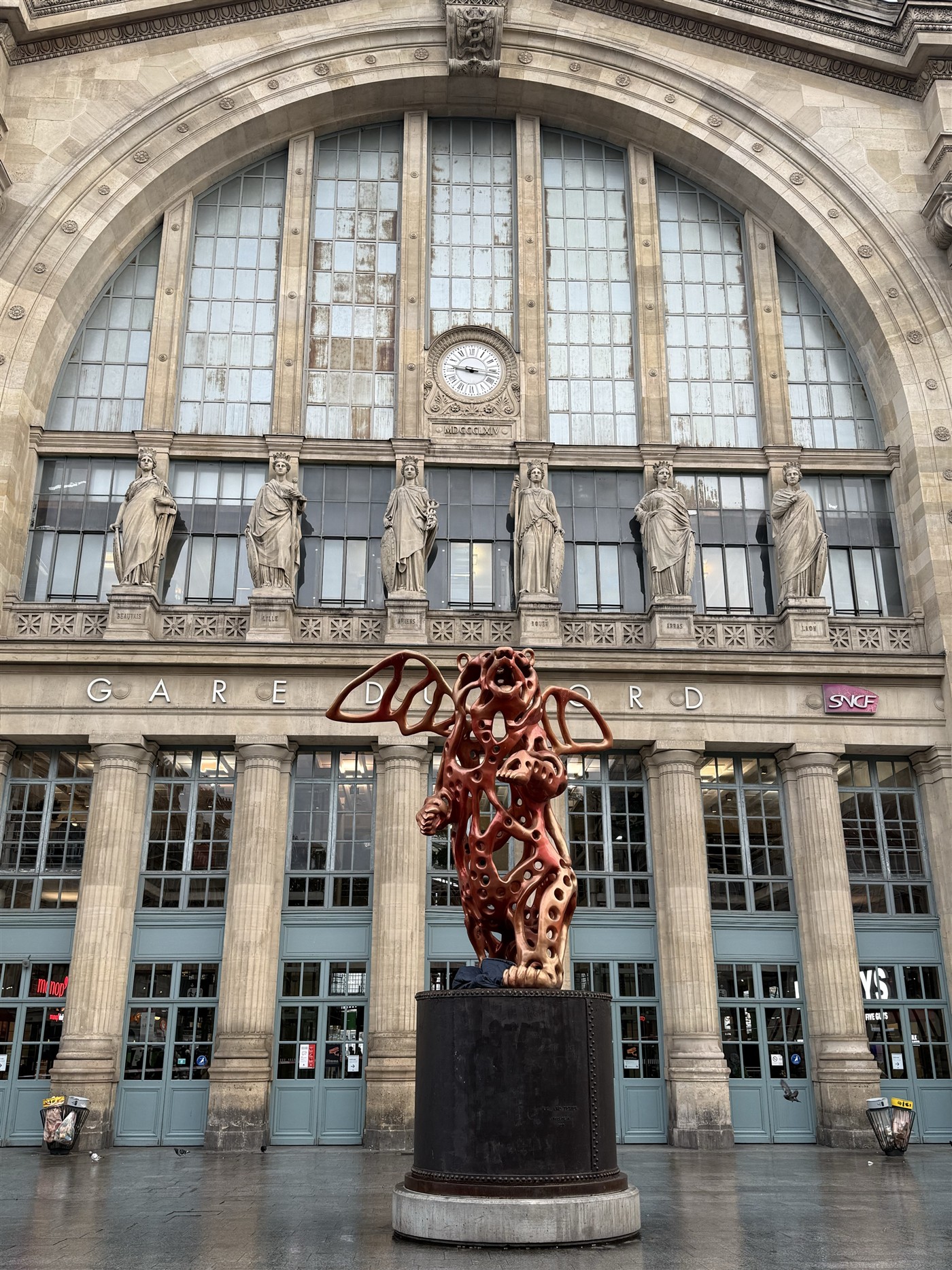 Gare du Nord clock and statues above the entrance