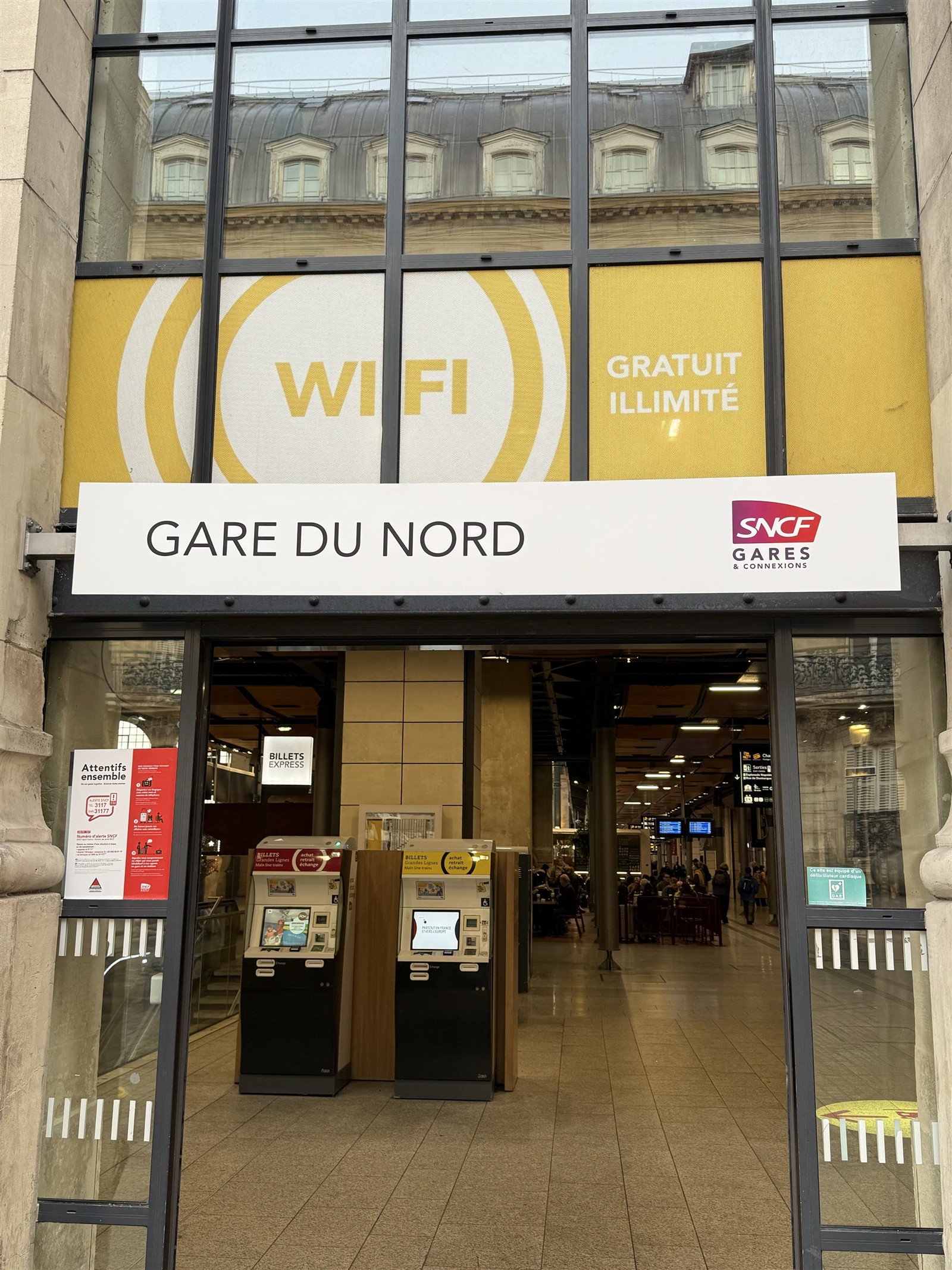 Gare du Nord entrance sign and ticket machines