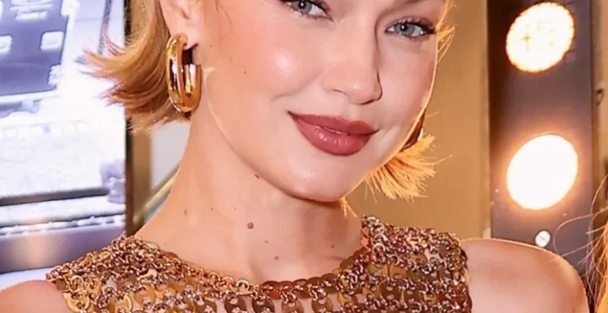 Gigi Hadid en robe dorée à Paris, 2025 ; portrait d’archives