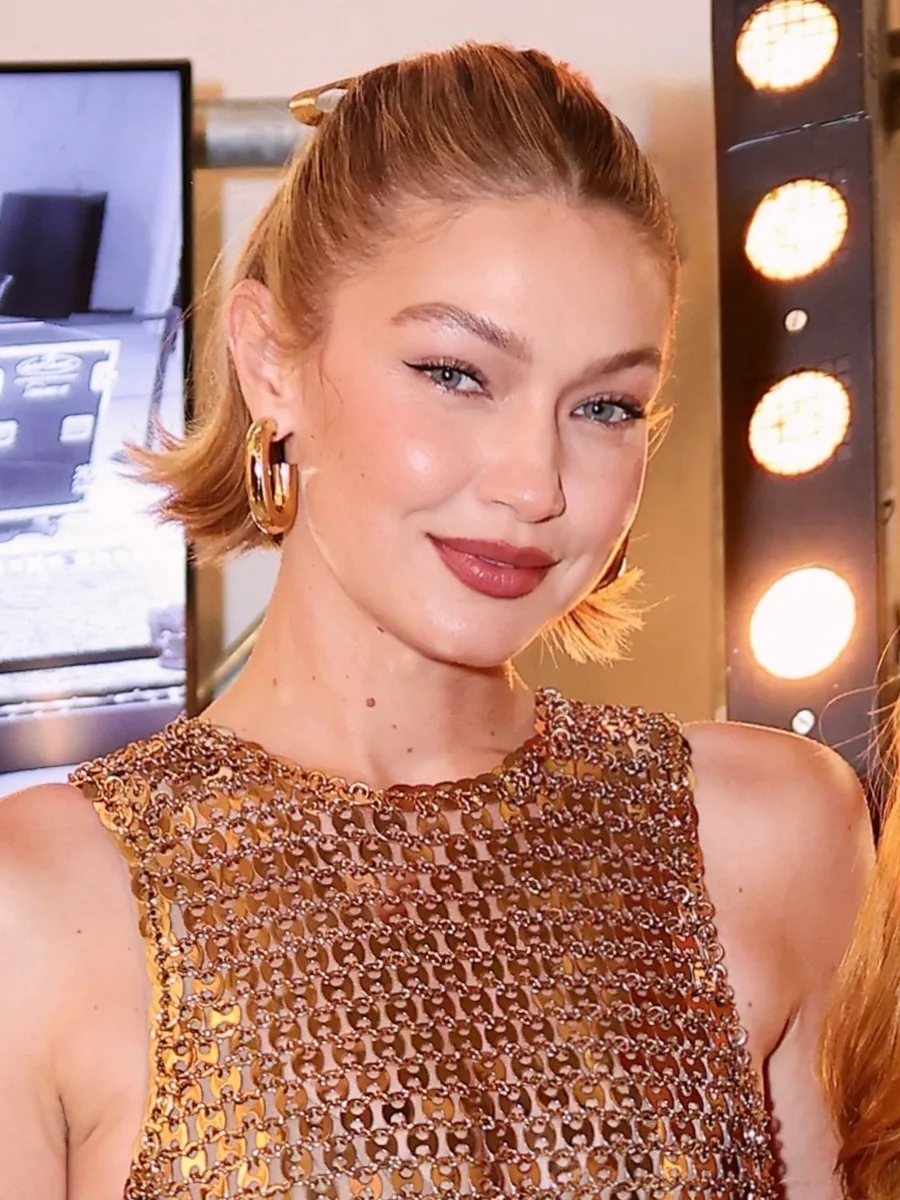 Gigi Hadid en robe dorée à Paris, 2025 ; portrait d’archives