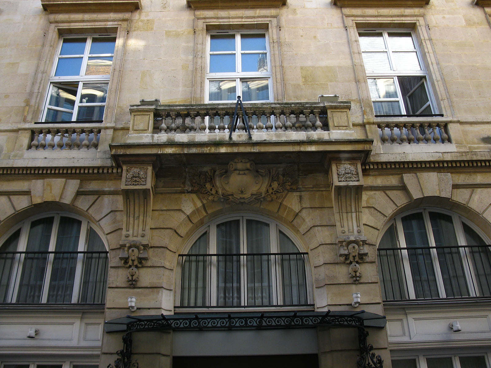 Balcon en pierre sculptée sur la façade historique du 4 rue de Valois à Paris