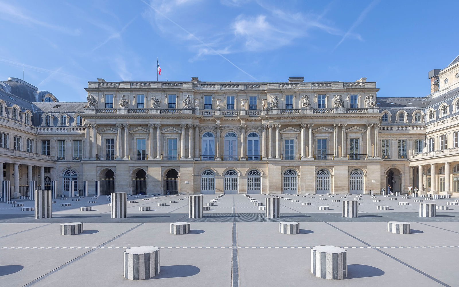 Cour d’honneur du Palais-Royal avec les colonnes rayées de Daniel Buren en 2026