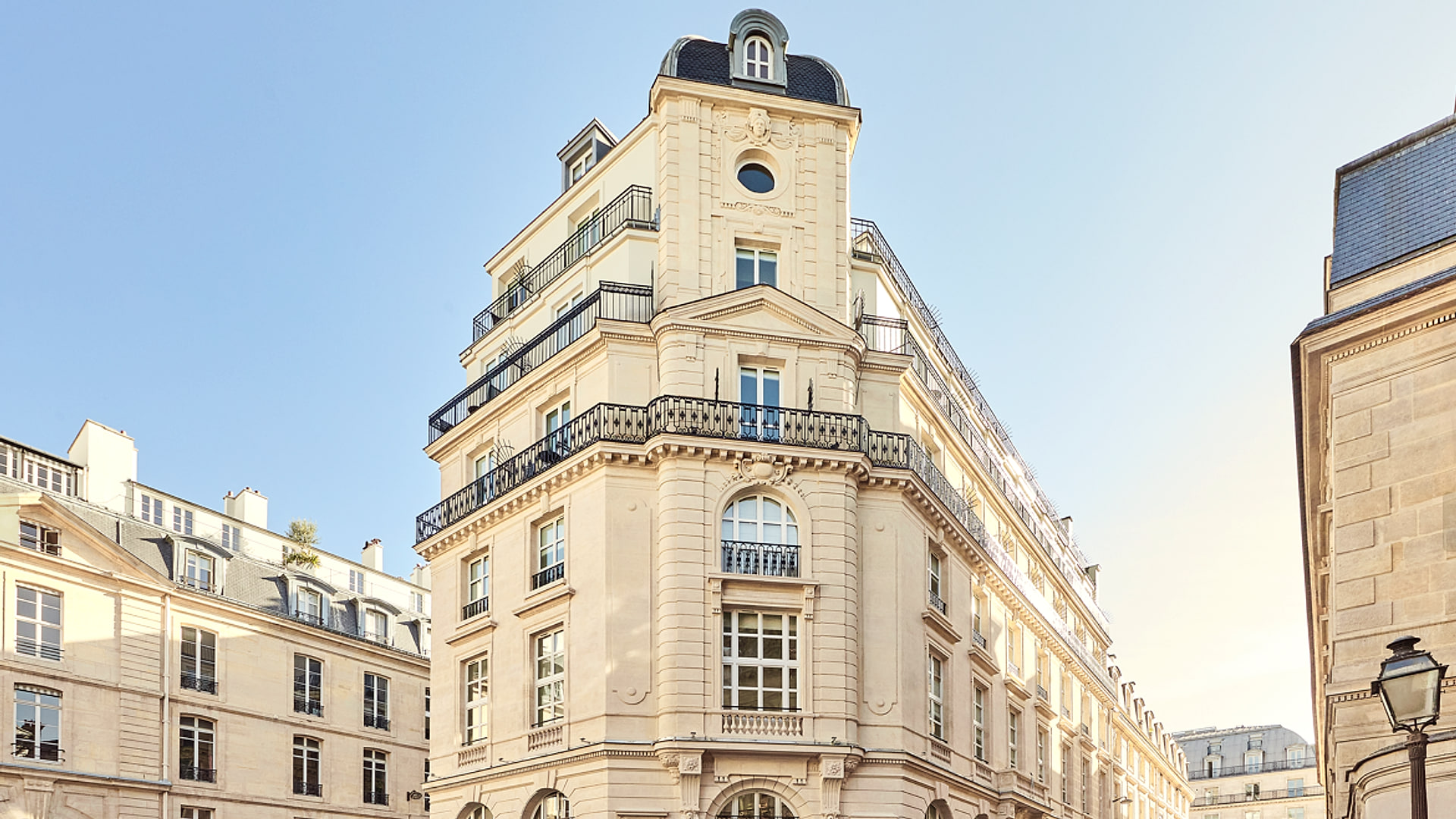 Façade ensoleillée du Grand Hôtel du Palais Royal place de Valois dans le centre de Paris