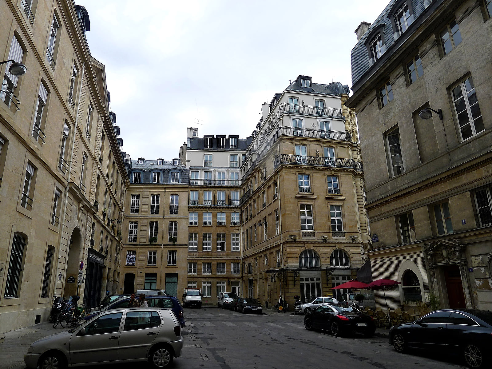 Immeubles historiques en pierre autour de la place de Valois près du Grand Hôtel du Palais Royal