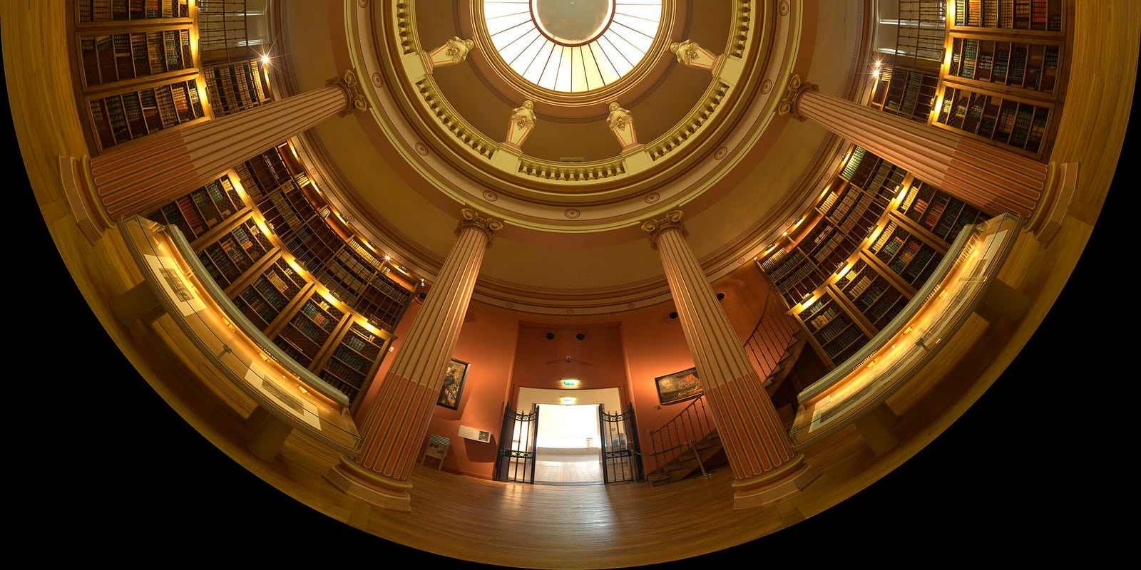 Vue panoramique de la bibliothèque historique circulaire du musée Guimet à Paris