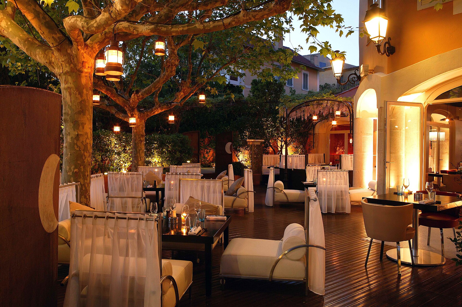 Ancienne terrasse-jardin du Spoon à l’Hôtel Byblos Saint-Tropez illuminée au crépuscule