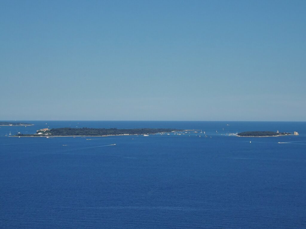 Les îles de Lérins et le cap d’Antibes vus depuis Théoule-sur-Mer
