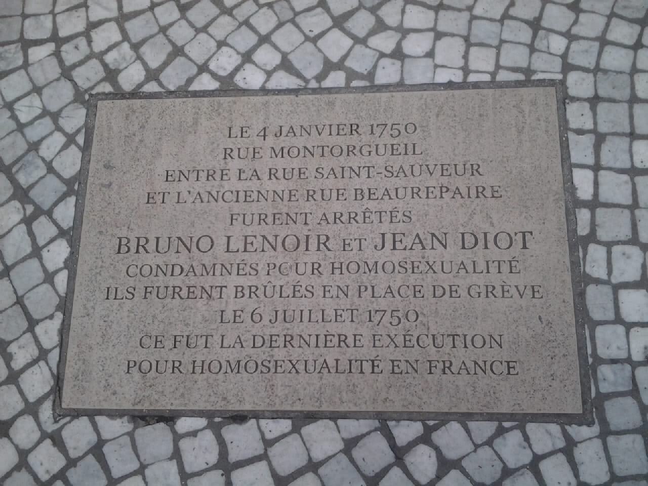Plaque au sol en mémoire de Jean Diot et Bruno Lenoir à l’angle Montorgueil-Bachaumont.