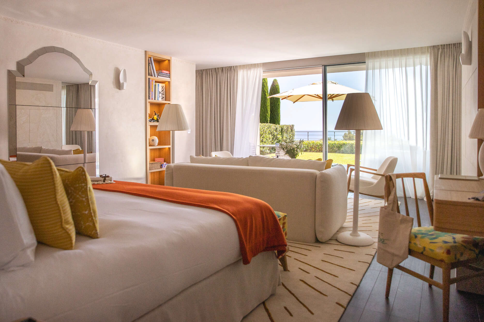 Junior suite with terrace and a sea-facing garden at La Réserve Ramatuelle