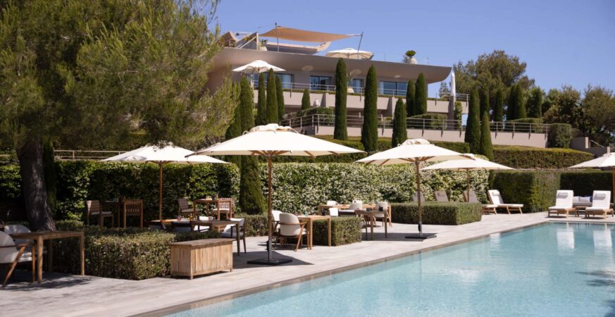Pool and main building of La Réserve Ramatuelle above the Mediterranean
