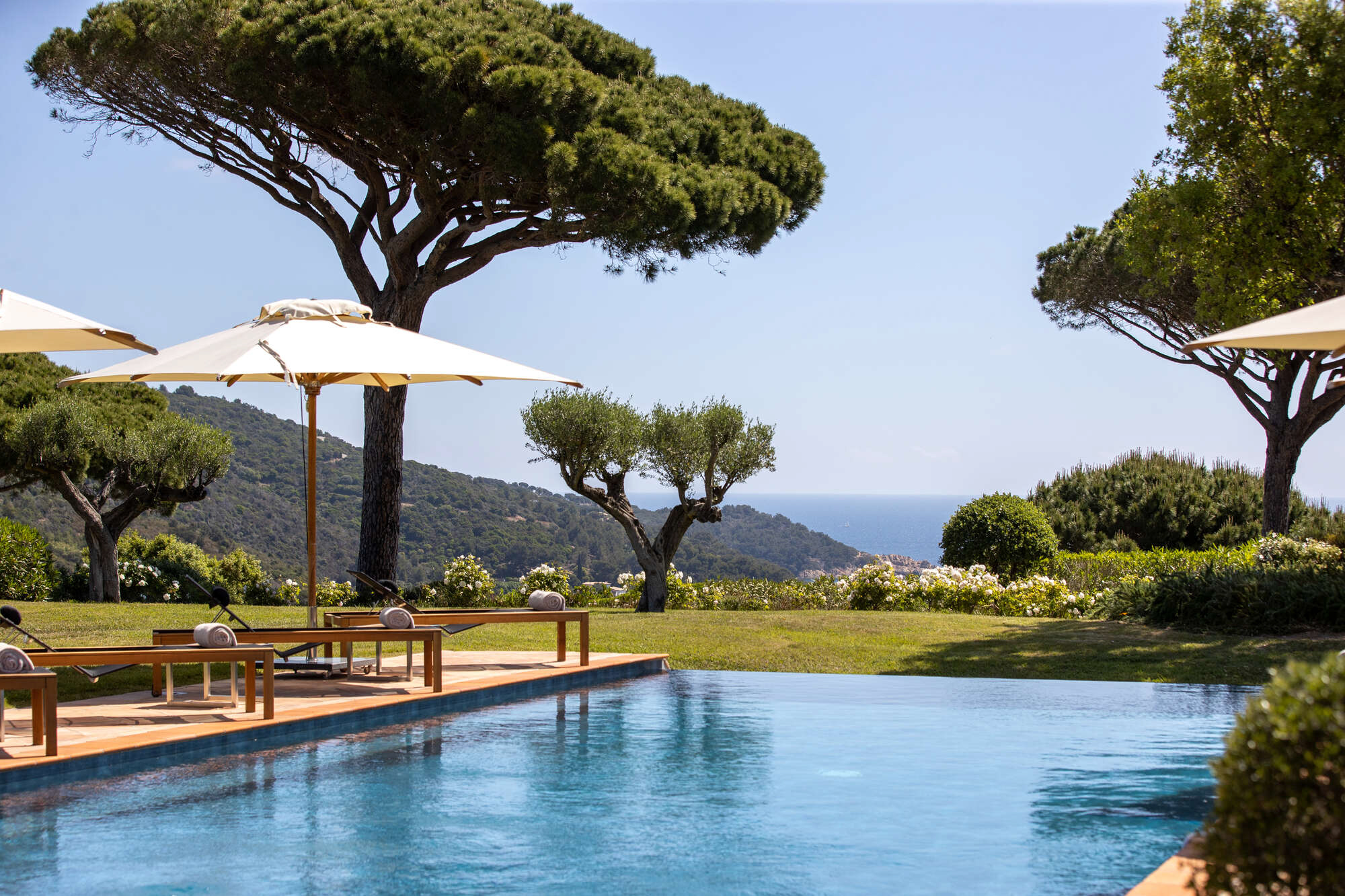 Private villa infinity pool overlooking the Mediterranean at La Réserve Ramatuelle