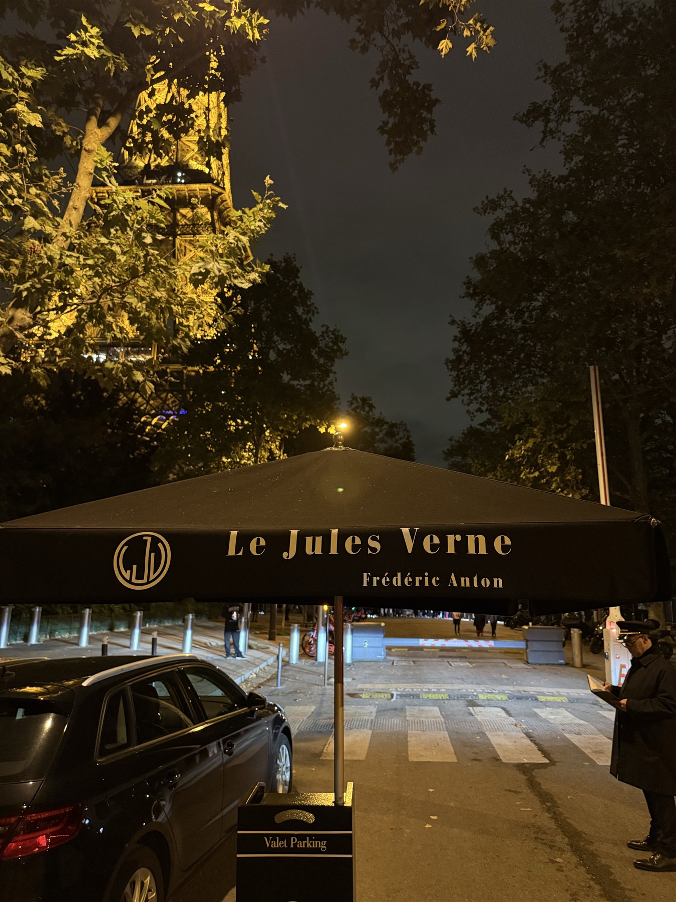 Le Jules Verne canopy and a car at the valet reception