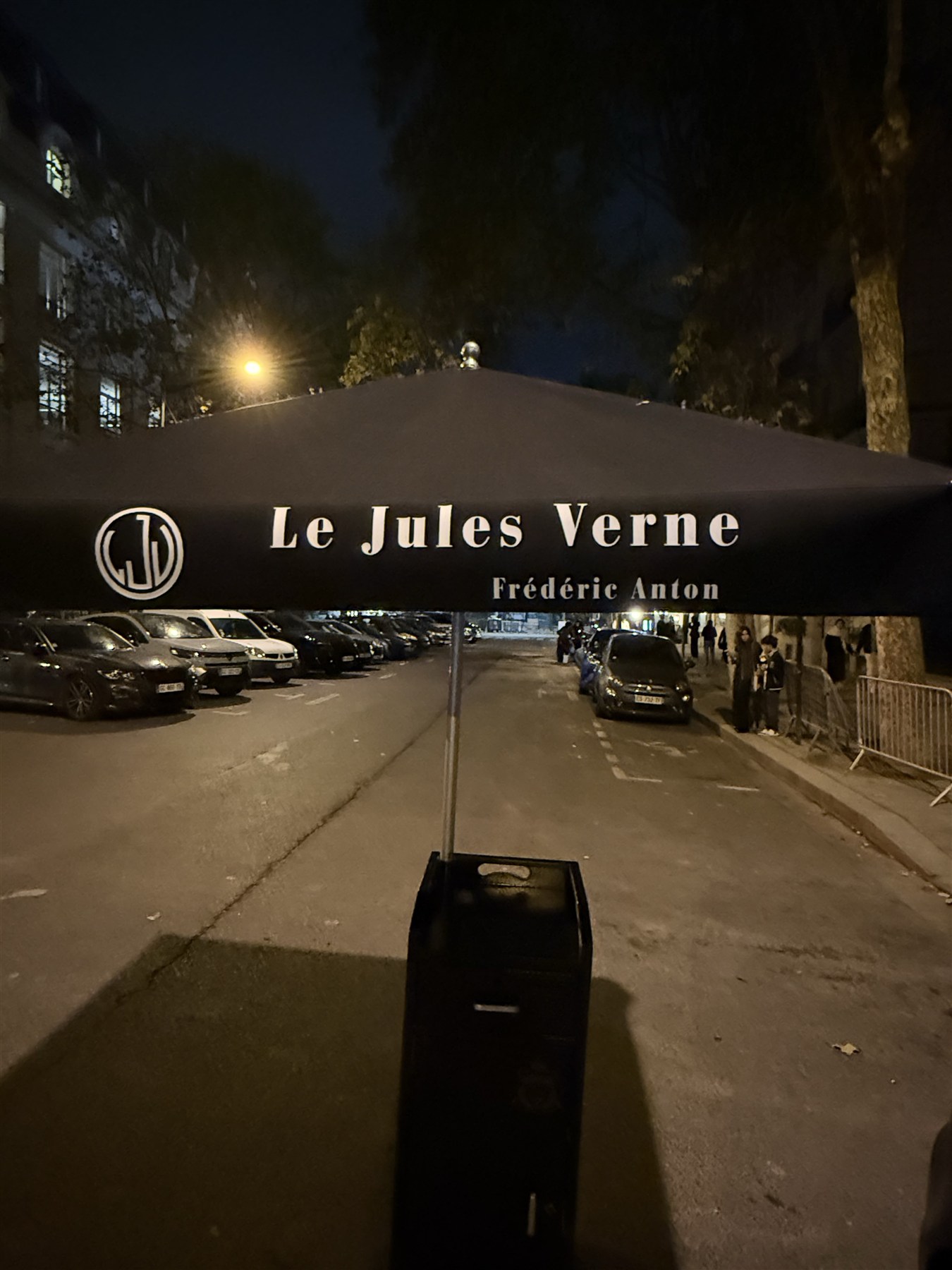 Le Jules Verne canopy and valet reception on the street