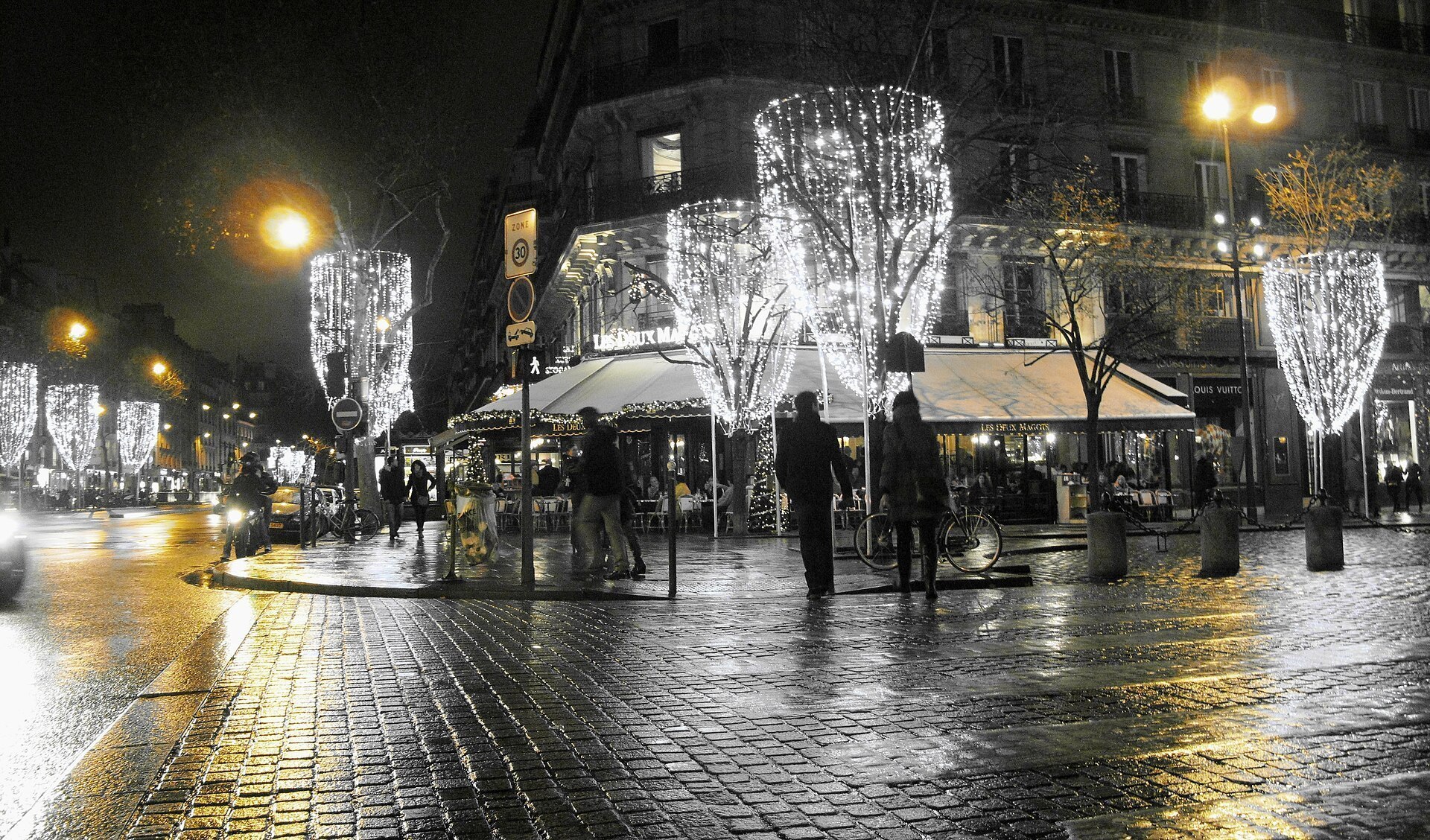 Les Deux Magots illuminés la nuit à Saint-Germain-des-Prés
